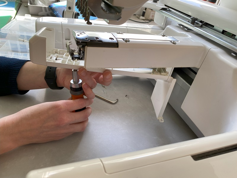 Fichier:Devissage du cache inferieur.jpg