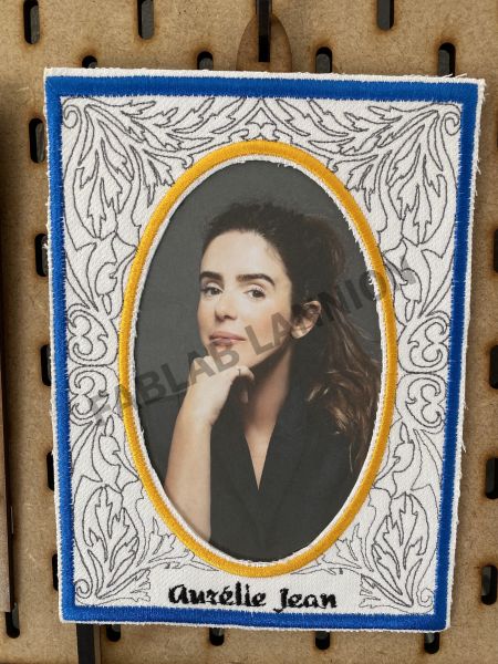 Fichier:Cadre-brodeuse.jpg
